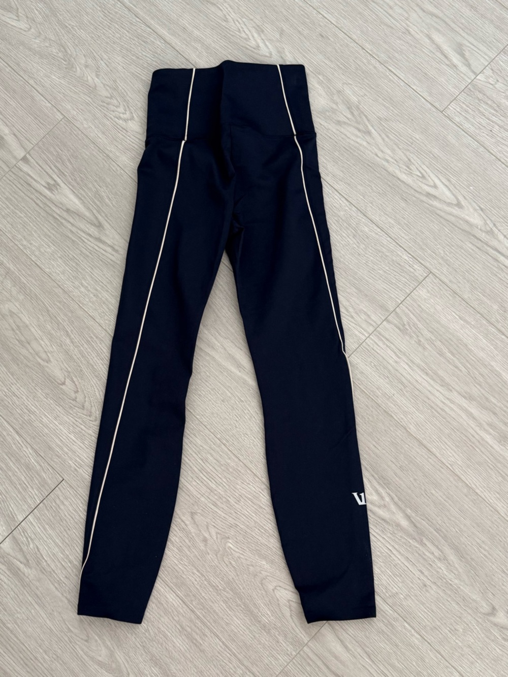 Vuori Ink Leggings with White Piping